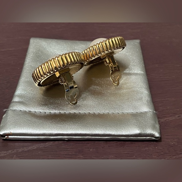 Oversized round faux Pearl earrings with black enamel and ribbed texture detail - Picture 7 of 10